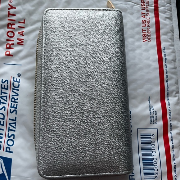 Silver Textured Wallet - Picture 4 of 7
